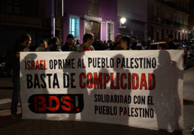 Protesta en la Sala Caracol ante la actuación de Idan Raichel