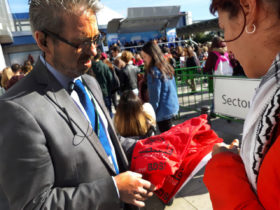 Activistas BDS entregan una carta a las y los concursantes de Operación Triunfo: no a Eurovisión en Israel