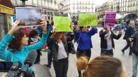 Acción durante la charanga de despedida a Miki pidiéndole que no vaya a Eurovisión en Israel